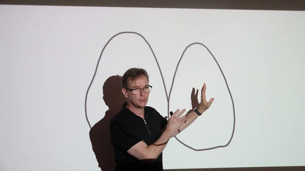 Dr. Newton Fahl ensinando anatomia dental com desenhos projetados.