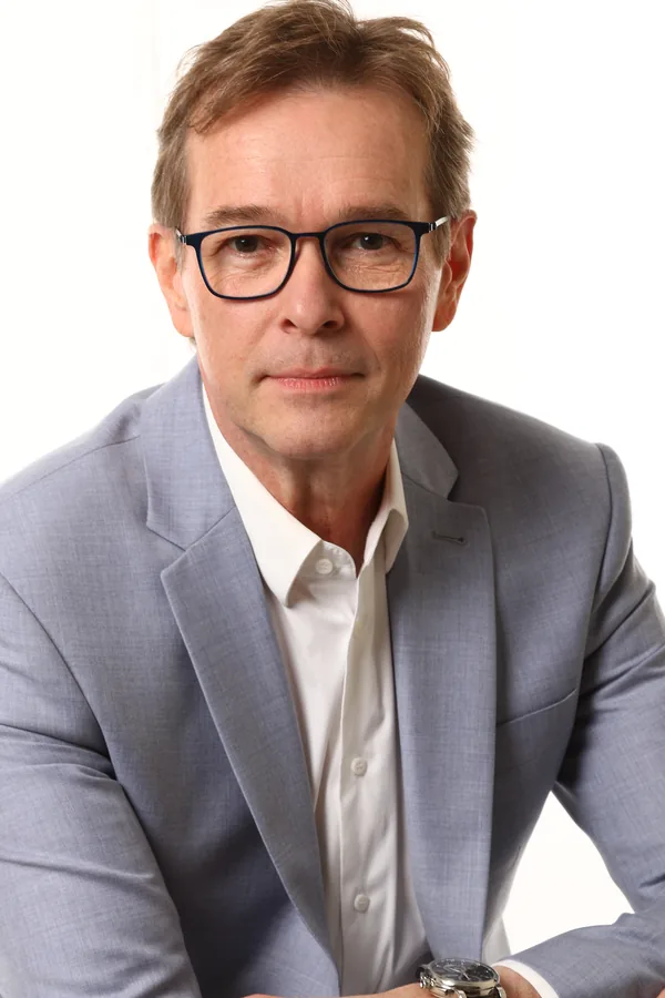 Retrato de Newton Fahl, imagem de apoio ao marco de membro da AAED.