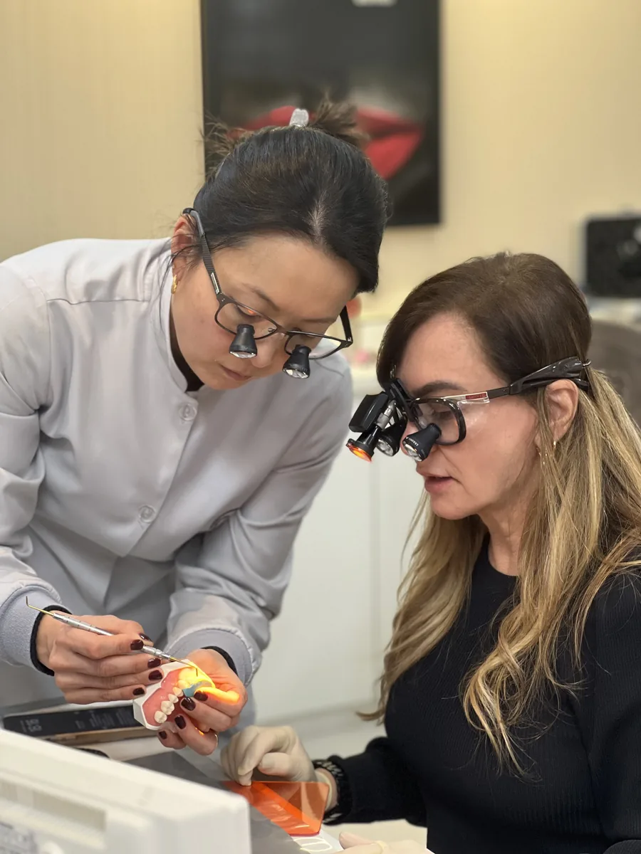 Atividade prática orientada com modelo dental e instrumentos de restauração.