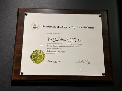 Certificado da American Academy of Fixed Prosthodontics de fevereiro de 1997.