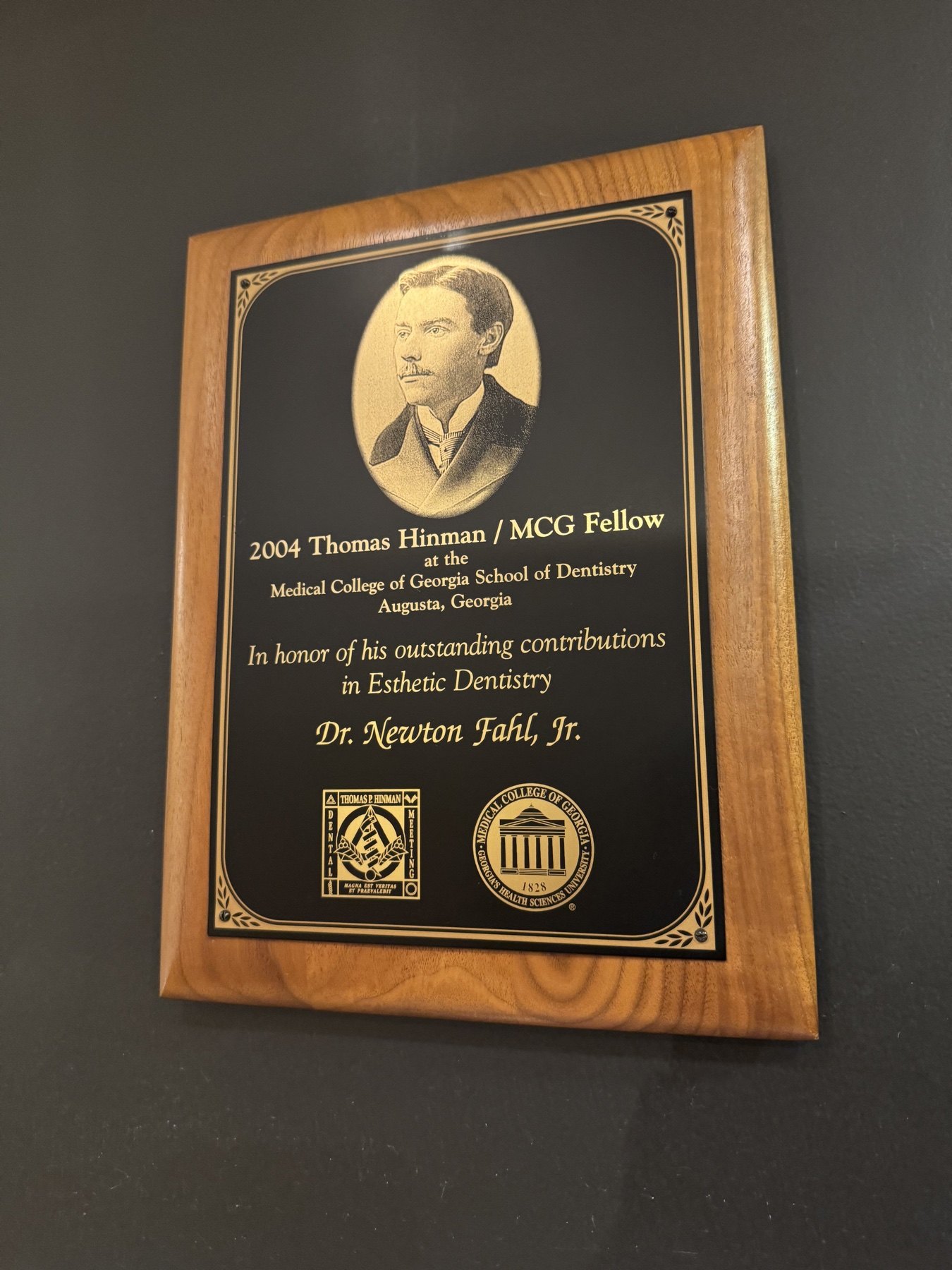 Placa de homenagem ao Dr. Newton Fahl Jr. como Hinman/MCG Fellow, em 2004.