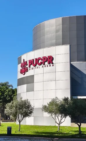 Fachada atual da PUCPR, imagem de apoio à instituição.
