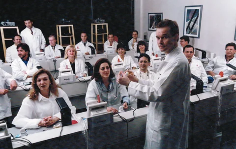 Newton Fahl e os alunos da primeira turma de Excelência, em 1998.
