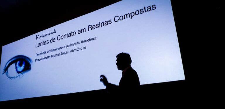 Dr. Newton Fahl Jr. teaching composite restorations during a lecture